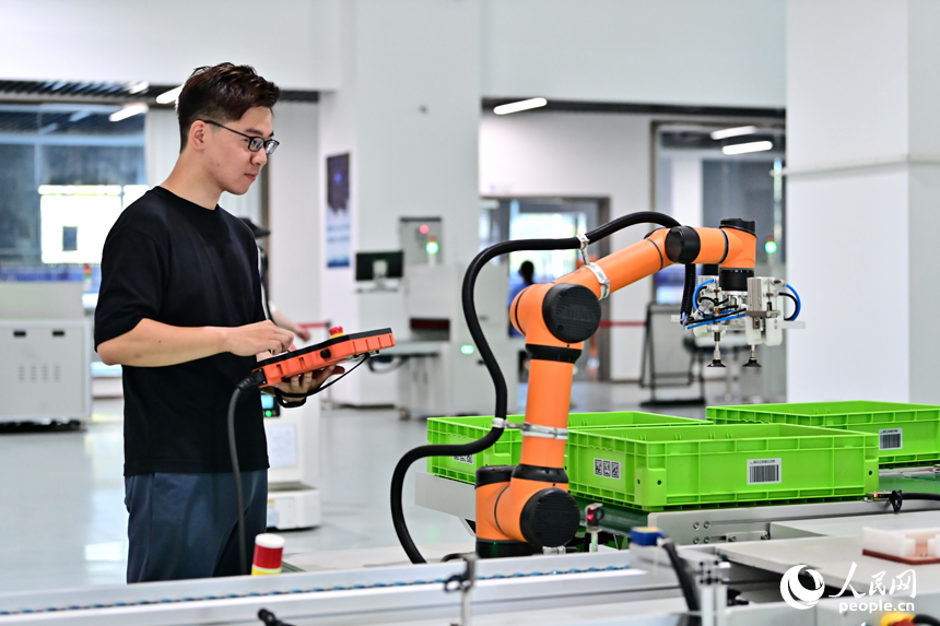 技術員在進行智能制造系統測算和模型訓練。人民網 朱海鵬攝