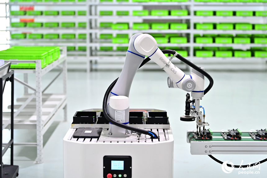 工業機器人在快速有序運行。人民網 朱海鵬攝
