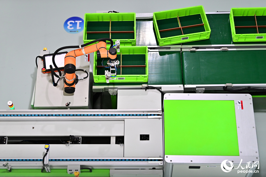 工業機器人在快速有序運行。人民網 朱海鵬攝