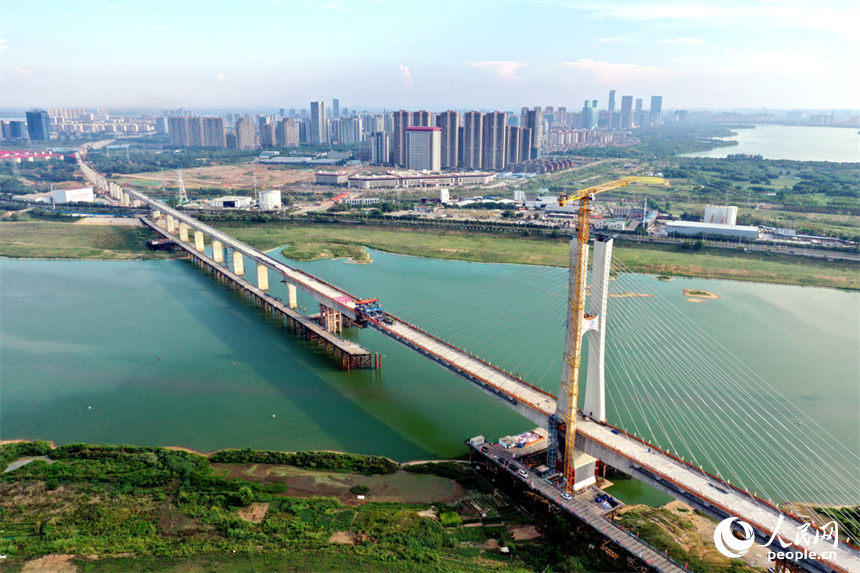 昌九高鐵隆興大橋跨贛江南支主橋成功合龍，這也標志著昌九高鐵隆興大橋跨贛江主橋全部合龍。人民網記者 時雨攝
