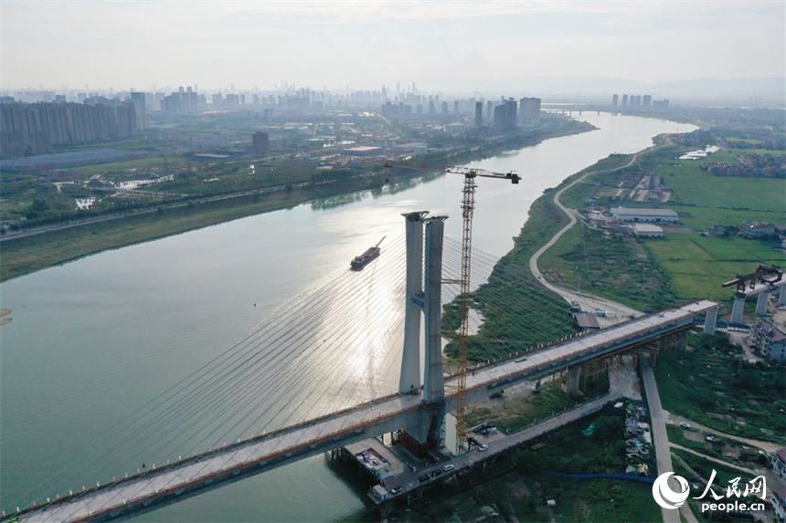 昌九高鐵隆興大橋跨贛江南支主橋成功合龍，這也標志著昌九高鐵隆興大橋跨贛江主橋全部合龍。人民網記者 時雨攝