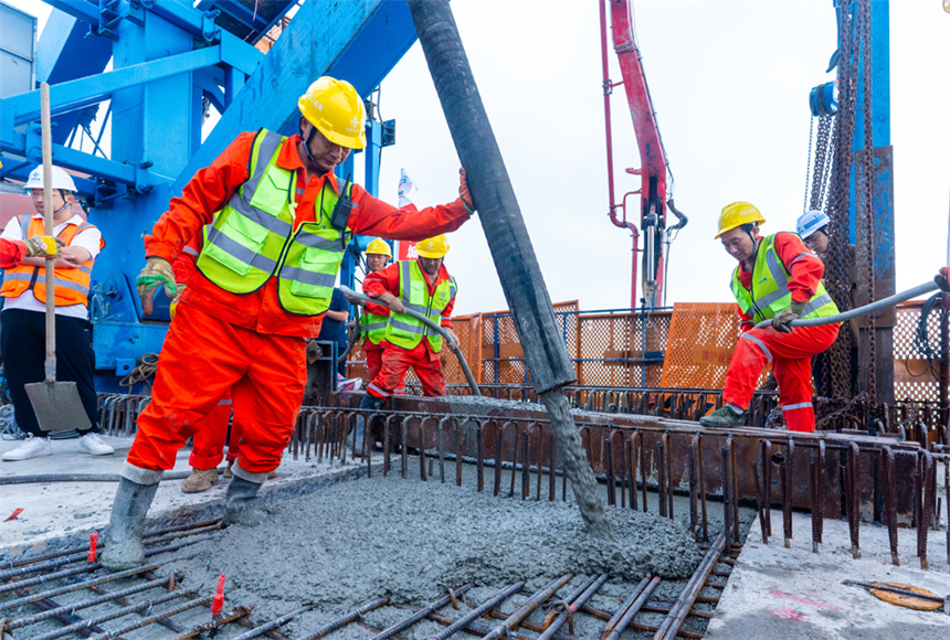施工人員在昌九高鐵隆興大橋跨贛江南支主橋上澆筑最后一方混凝土。汪翰攝