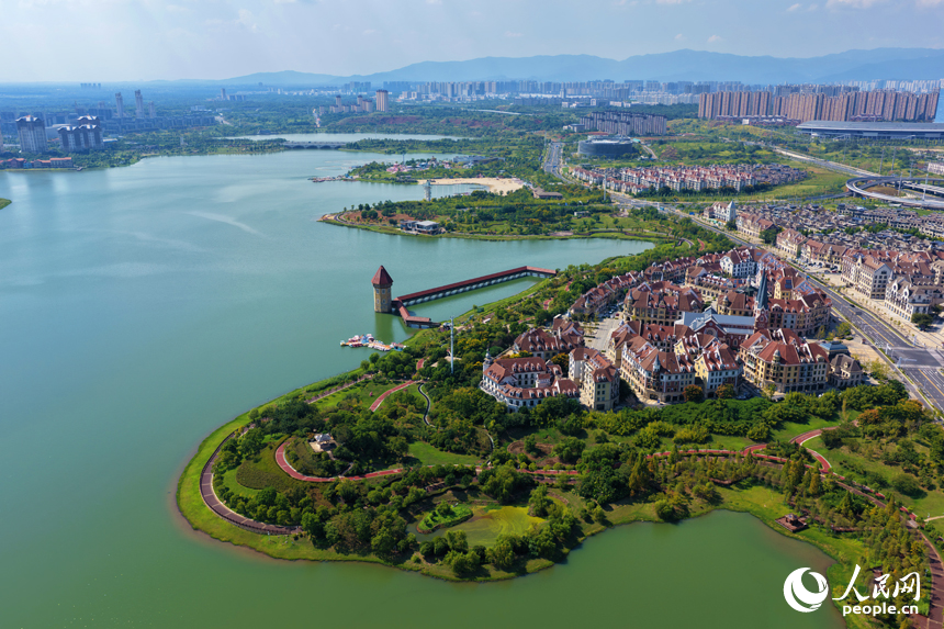 秋日的南昌九龍湖公園，呈現出一幅“水清岸綠、城水相融”的生態畫卷。人民網記者 毛思遠攝