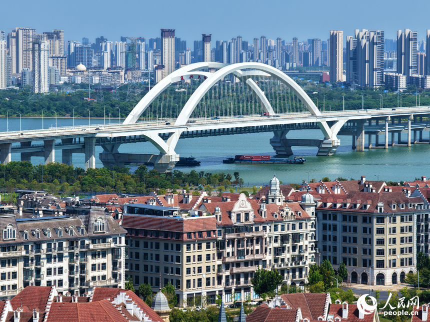 秋日的南昌九龍湖公園，呈現出一幅“水清岸綠、城水相融”的生態畫卷。人民網記者 毛思遠攝