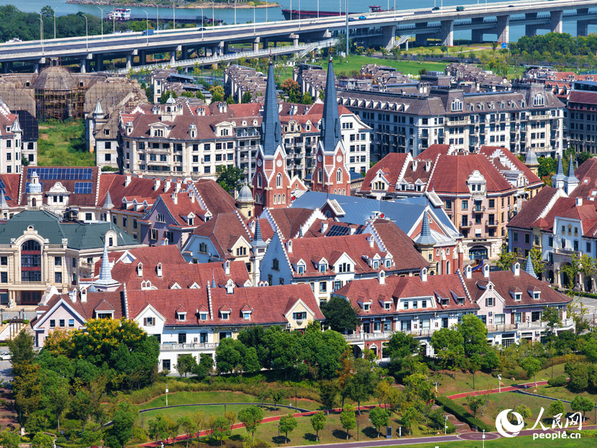 秋日的南昌九龍湖公園，呈現出一幅“水清岸綠、城水相融”的生態畫卷。人民網記者 毛思遠攝