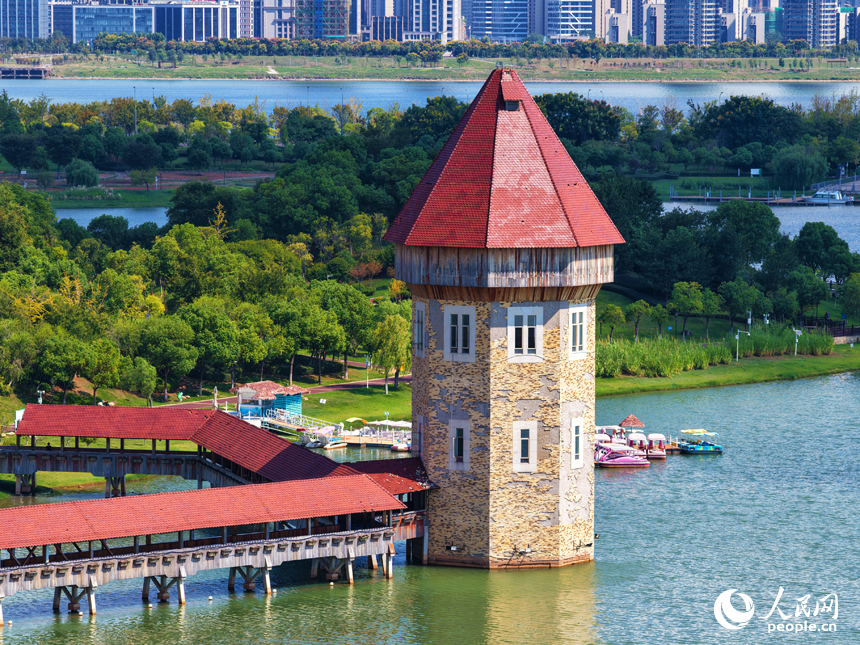 秋日的南昌九龍湖公園，呈現出一幅“水清岸綠、城水相融”的生態畫卷。人民網記者 毛思遠攝