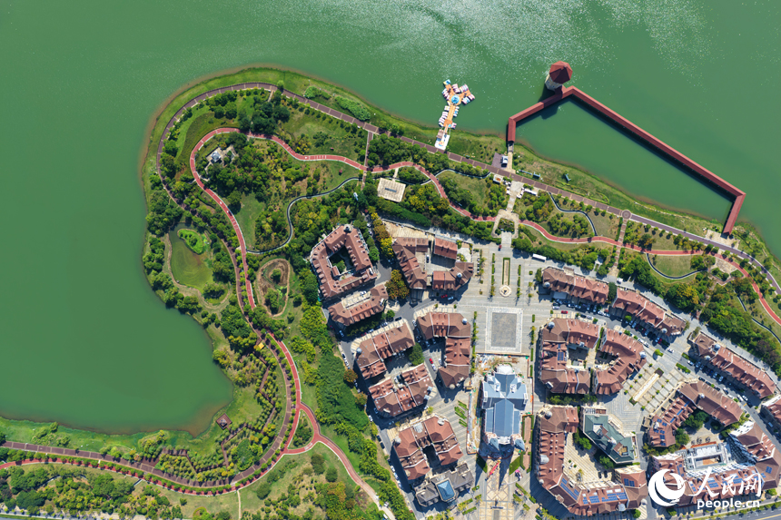 秋日的南昌九龍湖公園，呈現出一幅“水清岸綠、城水相融”的生態畫卷。人民網記者 毛思遠攝