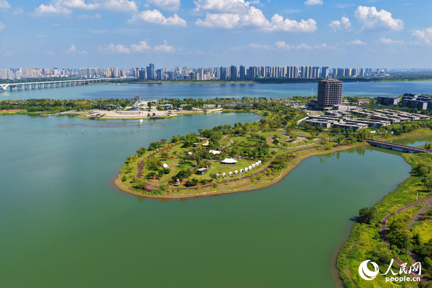 秋日的南昌九龍湖公園，呈現出一幅“水清岸綠、城水相融”的生態畫卷。人民網記者 毛思遠攝