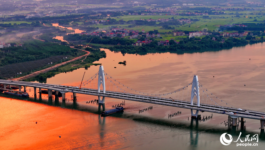 吉安市泰和縣澄江大橋建設工地，工人在進行橋梁建設收尾施工。人民網 朱海鵬攝