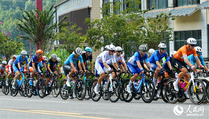 選手們騎行比賽中。人民網記者 時雨攝