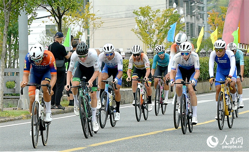 選手們騎行比賽中。人民網記者 時雨攝