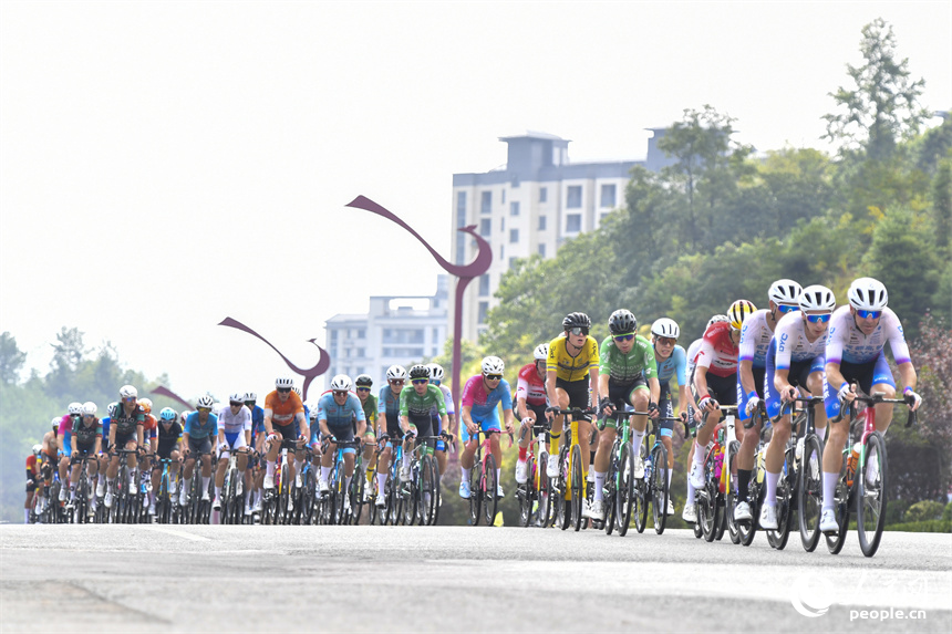 選手們騎行比賽中。人民網記者 時雨攝