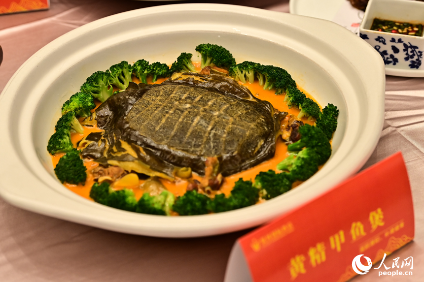 2025年“樟幫十味·藥都宴”首屆藥膳評選大賽現場展示的特色美食。人民網 朱海鵬攝