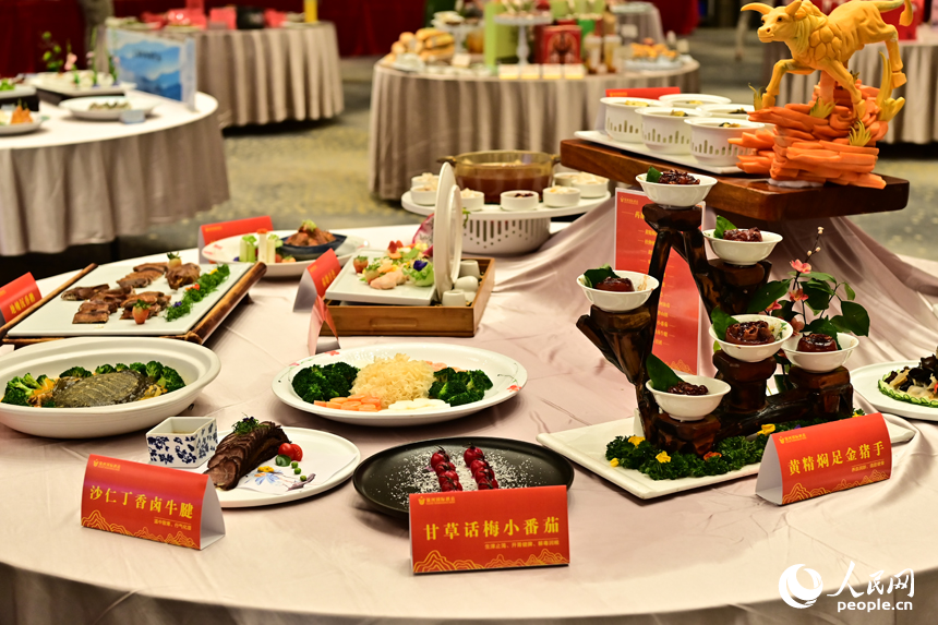 2025年“樟幫十味·藥都宴”首屆藥膳評選大賽現場展示的特色美食。人民網 朱海鵬攝
