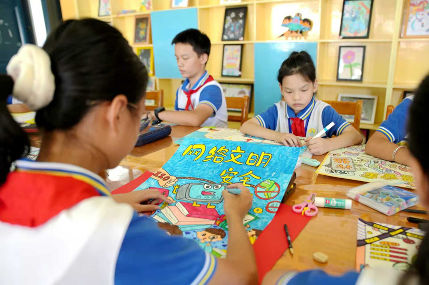 孩子們正在繪制“網絡安全”手抄報。陳旗海攝