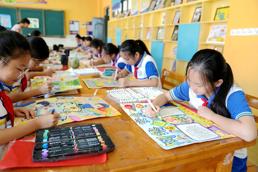 孩子們正在繪制“網絡安全”手抄報。陳旗海攝