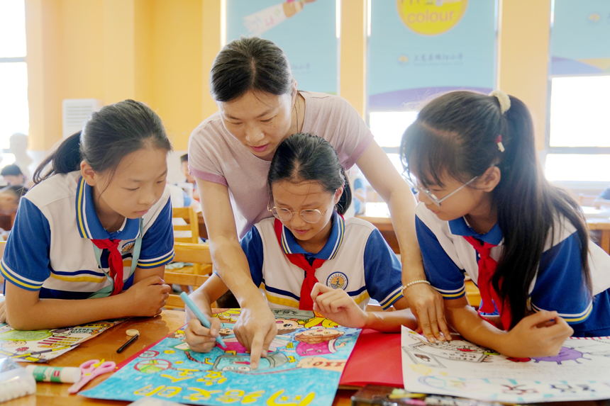 孩子們正在老師的指導下繪制“網絡安全”手抄報。陳旗海攝