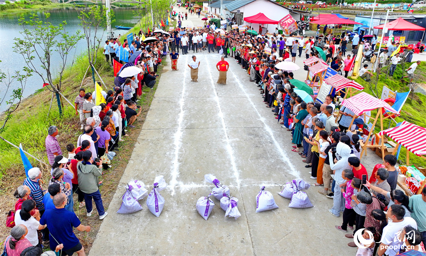贛州市上猶縣營前鎮下灣村，村民在參加趣味運動會，樂享豐收的喜悅。人民網 朱海鵬攝
