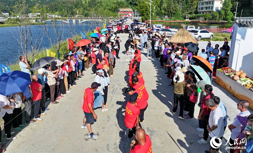 贛州市上猶縣營前鎮下灣村，村民在參加趣味運動會，樂享豐收的喜悅。人民網 朱海鵬攝