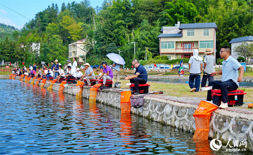 贛州市上猶縣營前鎮下灣村，村民在參加趣味運動會，樂享豐收的喜悅。人民網 朱海鵬攝