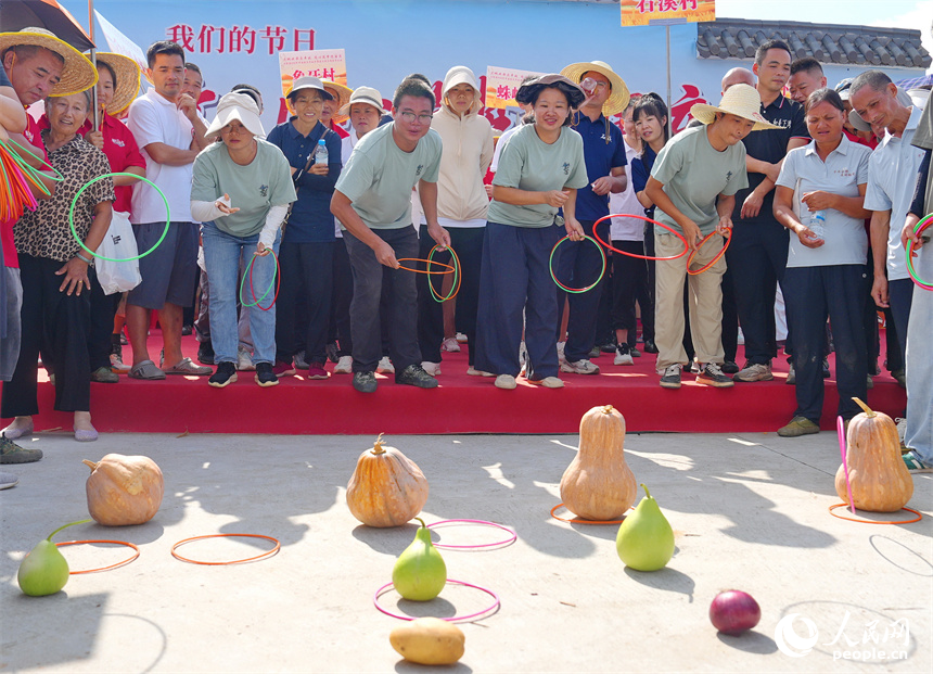 贛州市上猶縣營前鎮下灣村，村民在參加趣味運動會，樂享豐收的喜悅。人民網 朱海鵬攝