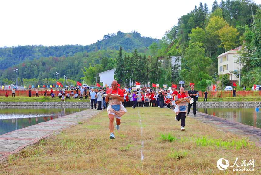 贛州市上猶縣營前鎮下灣村，村民在參加趣味運動會，樂享豐收的喜悅。人民網 朱海鵬攝