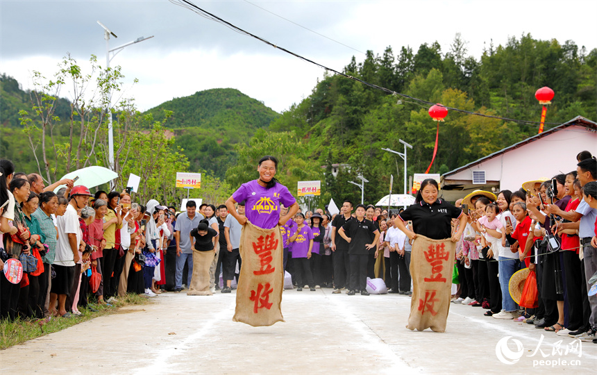 贛州市上猶縣營前鎮下灣村，村民在參加趣味運動會，樂享豐收的喜悅。人民網 朱海鵬攝