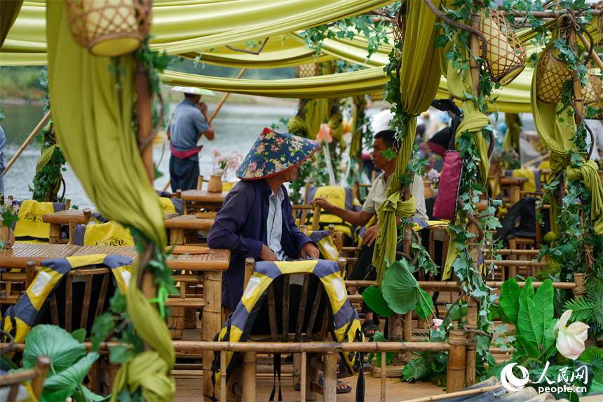 龍虎山風景名勝區里，竹筏工正在等待游客。人民網 涂詩軒攝