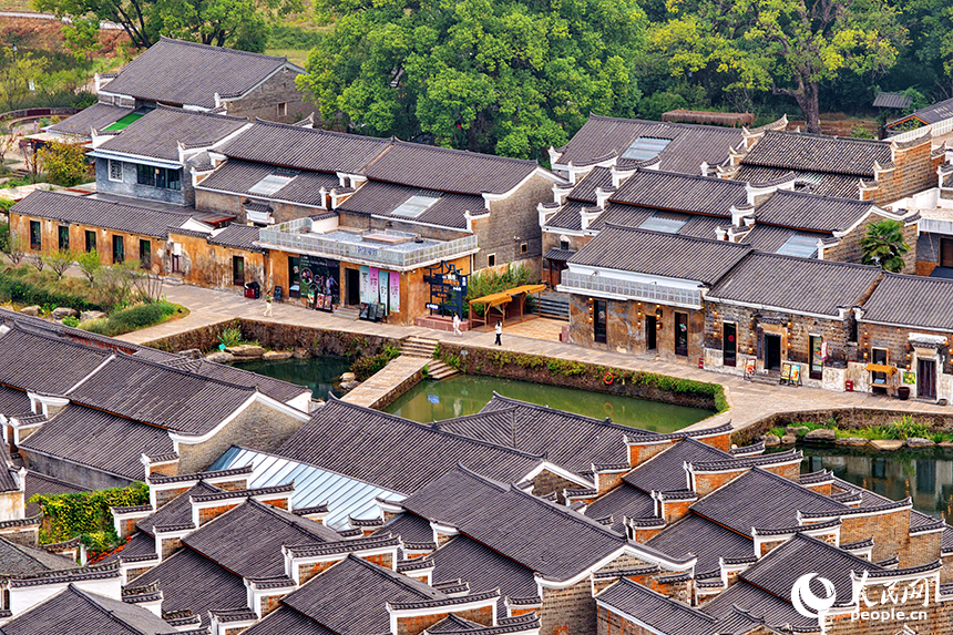 吉安市吉州區興橋鎮釣源古村，一棟棟修葺一新的贛派古建筑煥發新活力，吸引不少游客前來游玩。人民網 朱海鵬攝