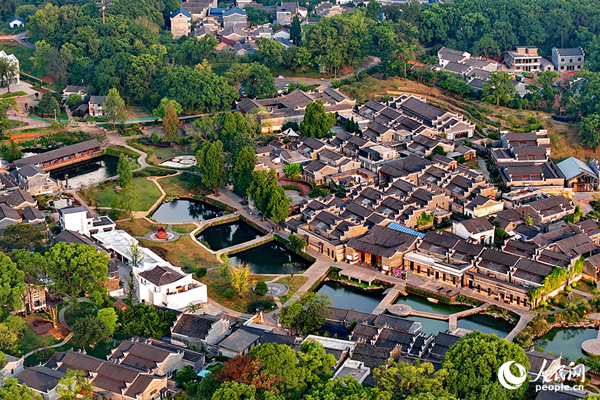 吉安市吉州區興橋鎮釣源古村,一棟棟修葺一新的贛派古建筑煥發新活力,吸引不少游客前來游玩。人民網 朱海鵬攝