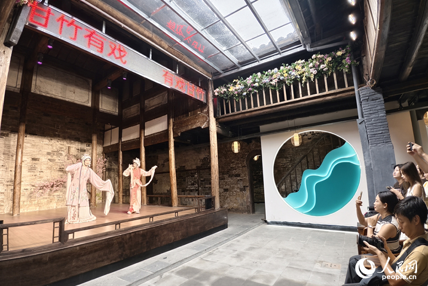 游客們觀賞國家級非物質文化遺產——廣昌孟戲。人民網記者 時雨攝