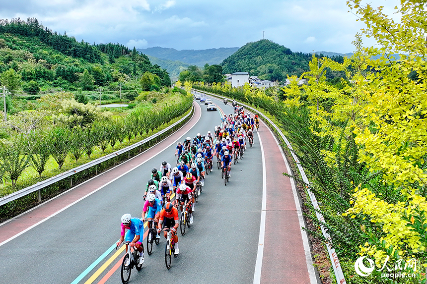 贛州市安遠縣，參賽選手正在進行自行車騎行比賽，樂享運動的快樂。人民網 朱海鵬攝