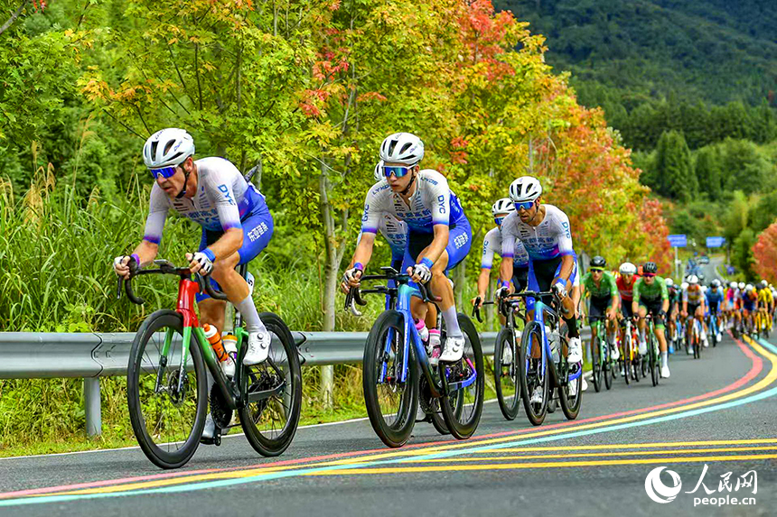 贛州市安遠縣，參賽選手正在進行自行車騎行比賽，樂享運動的快樂。人民網 朱海鵬攝