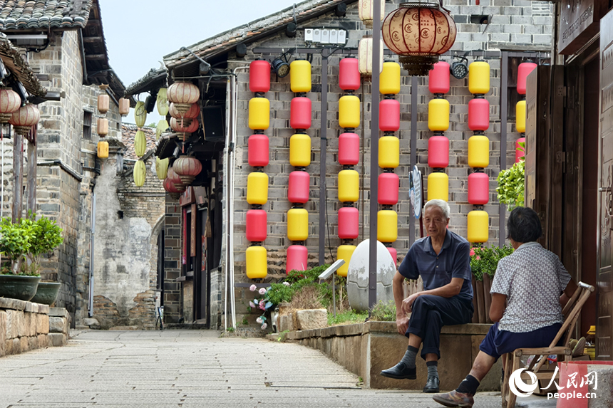 古村的長街深巷，縱橫交錯，每一處轉身，都如同一幅畫在眼前展開。人民網記者 時雨攝