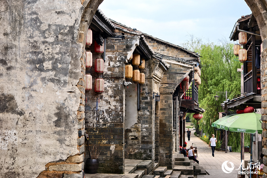 古村的長街深巷，縱橫交錯，每一處轉身，都如同一幅畫在眼前展開。人民網記者 時雨攝