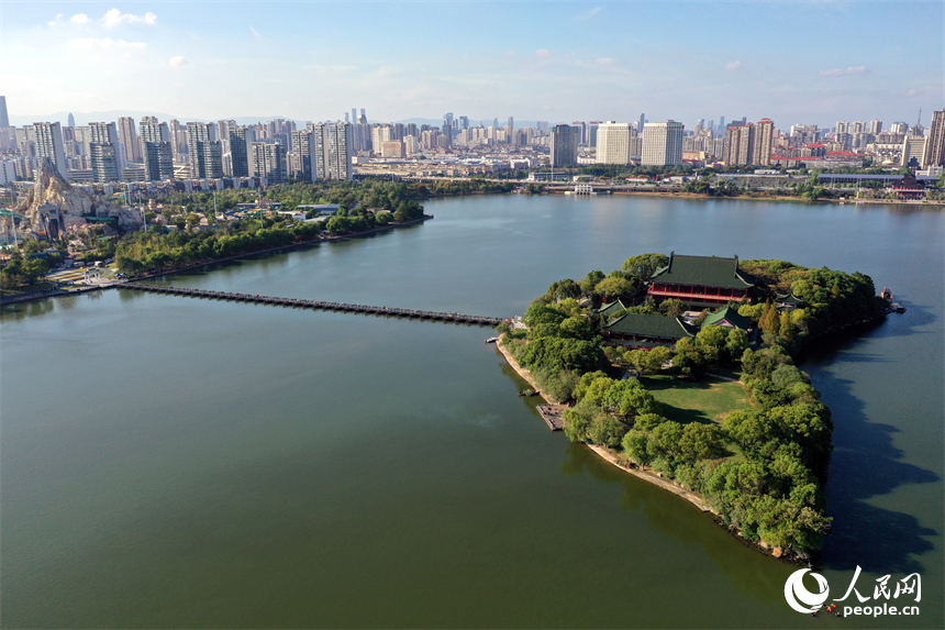 由39艘鋼浮船拼接而成的浮橋連接象湖西岸與湖心島豫章書院。人民網記者 時雨攝