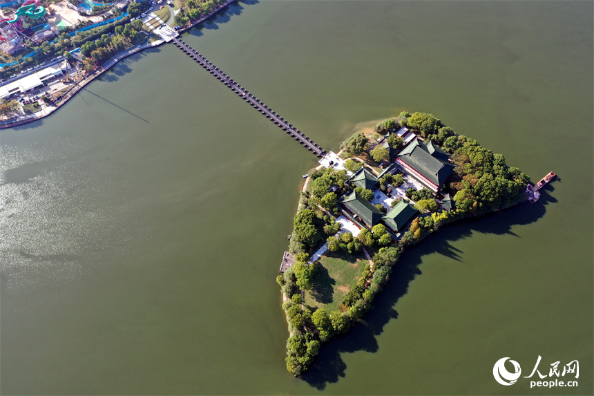 由39艘鋼浮船拼接而成的浮橋連接象湖西岸與湖心島豫章書院。人民網記者 時雨攝