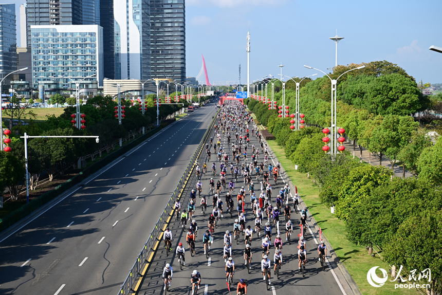 “愛我英雄城 騎行閱贛江”2025年南昌市自行車騎行活動舉行。人民網記者 時雨攝