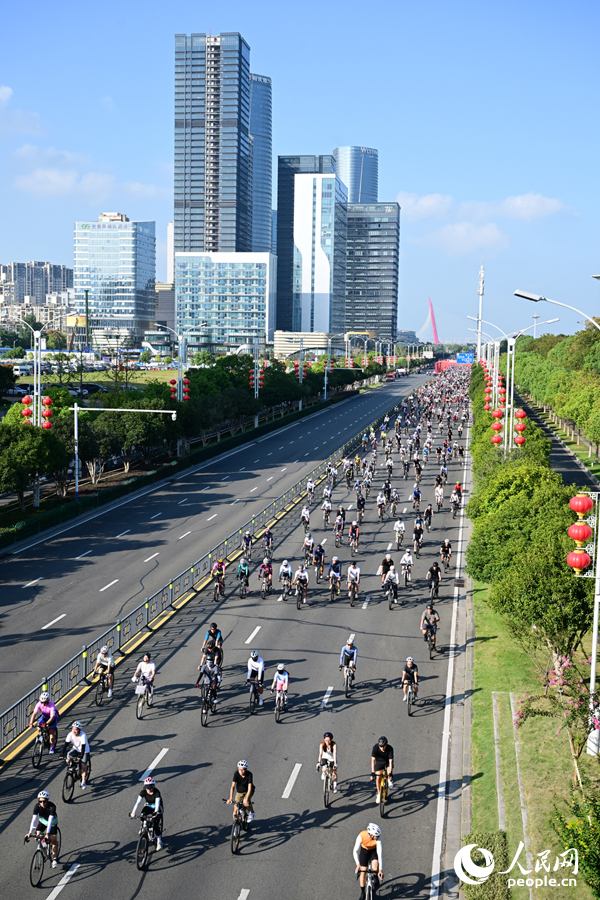 “愛我英雄城 騎行閱贛江”2025年南昌市自行車騎行活動舉行。人民網記者 時雨攝