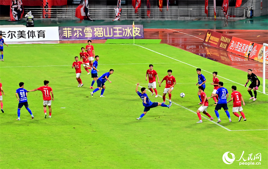 雙方球員在場上激烈拼搶。人民網 朱海鵬攝