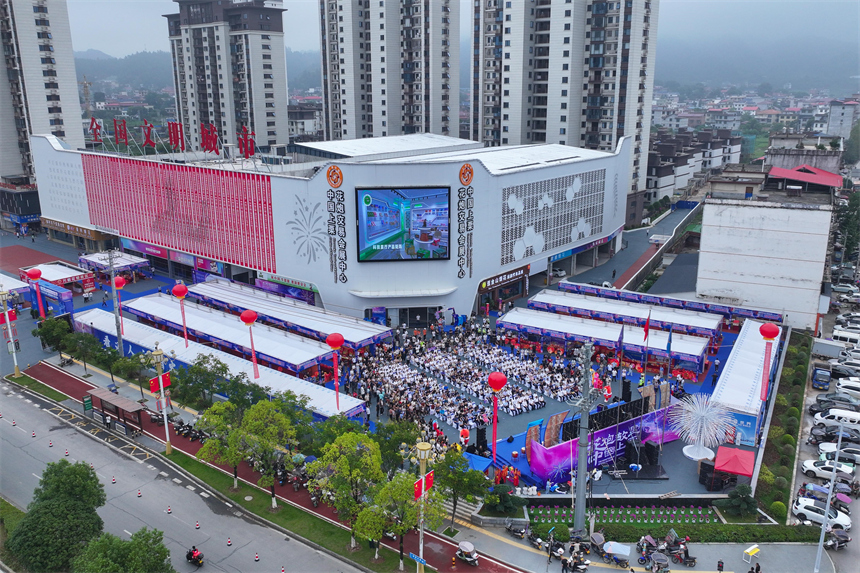 交易會現場客商們或參觀、或洽談，人氣火爆。 上栗融媒體中心供圖