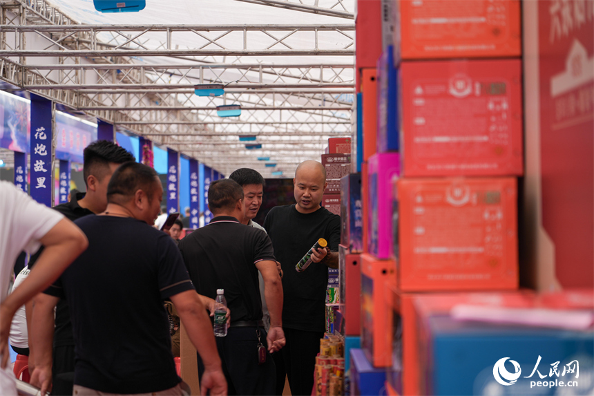 交易會現場客商們或參觀、或洽談，人氣火爆。 人民網 涂詩軒攝