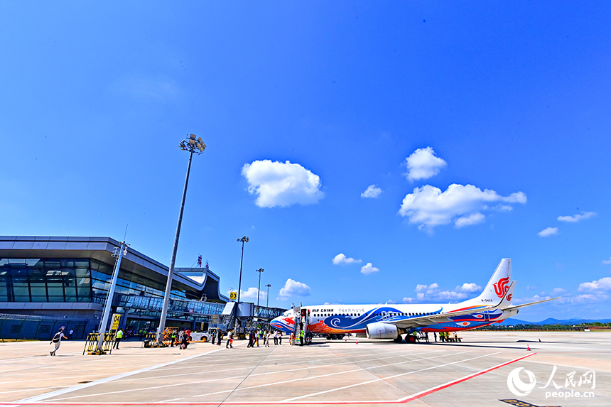 由瑞金飛往北京的CA8698航班緩緩駛入跑道，騰空而起、飛向北京。人民網 朱海鵬攝