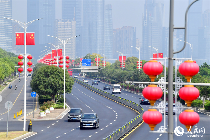 江西南昌紅谷灘贛江大道沿線，鮮艷的國旗與大紅燈籠交相輝映，構成了一片絢麗的“中國紅”海洋。人民網記者 時雨攝