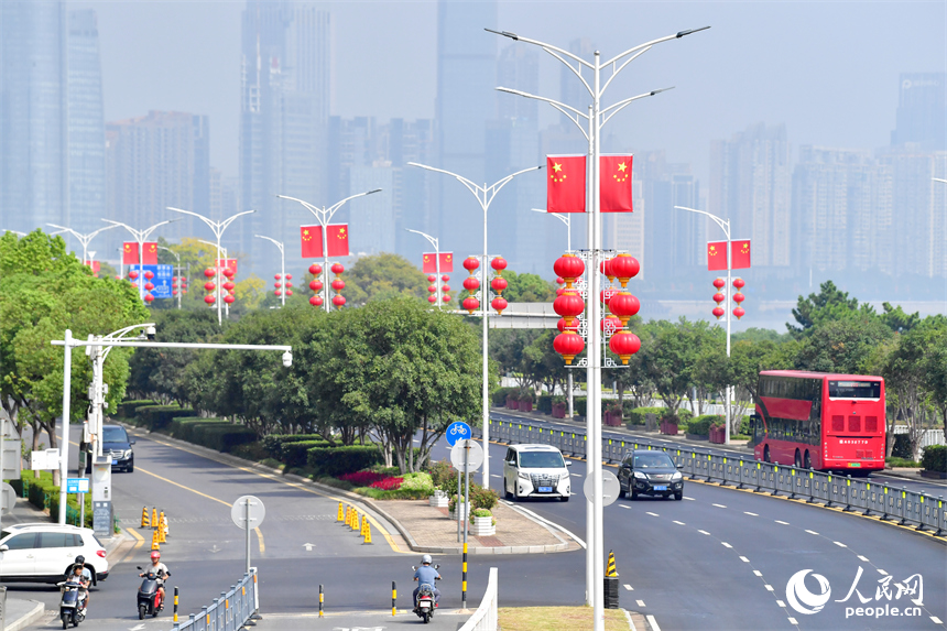 江西南昌紅谷灘贛江大道沿線，鮮艷的國旗與大紅燈籠交相輝映，構成了一片絢麗的“中國紅”海洋。人民網記者 時雨攝