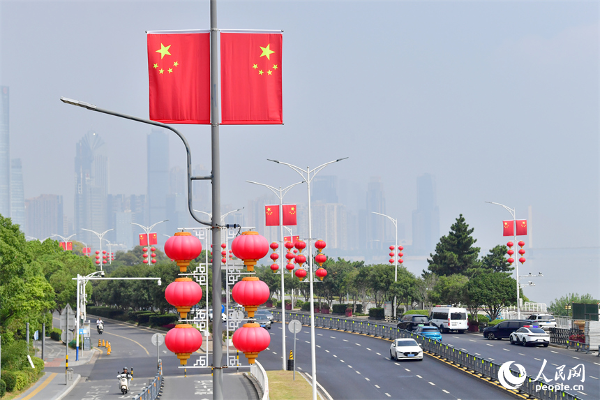 江西南昌紅谷灘贛江大道沿線，鮮艷的國旗與大紅燈籠交相輝映，構成了一片絢麗的“中國紅”海洋。人民網記者 時雨攝