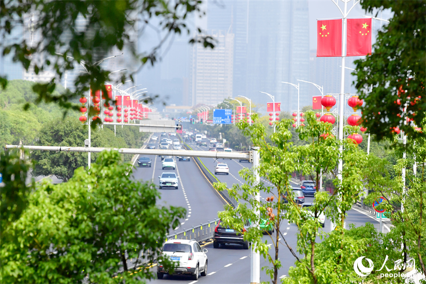 江西南昌紅谷灘贛江大道沿線，鮮艷的國旗與大紅燈籠交相輝映，構成了一片絢麗的“中國紅”海洋。人民網記者 時雨攝