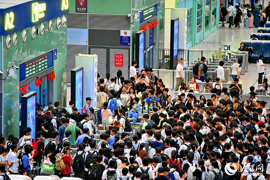 南昌西站候車大廳人頭攢動，不少旅客已提前踏上“雙節”假期旅程。人民網 朱海鵬攝
