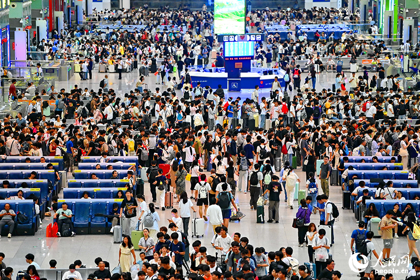 南昌西站候車大廳人頭攢動，不少旅客已提前踏上“雙節”假期旅程。人民網 朱海鵬攝