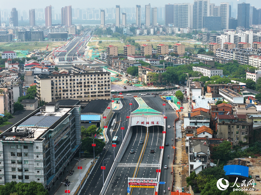 9月30日，廣州路下穿京九鐵路隧道工程主線正式通車。人民網記者 毛思遠攝